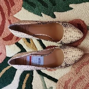 INC Zita SnakeSkin print heels/pumps - Sz 6